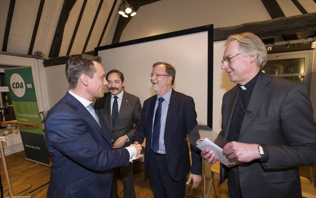 AMERSFOORT. Na afloop van een CDA-symposium over christelijk-sociaal denken schudt CDA-Kamerlid Van Helvert (l.) PKN-scriba Plaisier de hand. Bisschop De Korte (r.) en gespreksleider Bovens kijken toe. beeld Dirk Hol