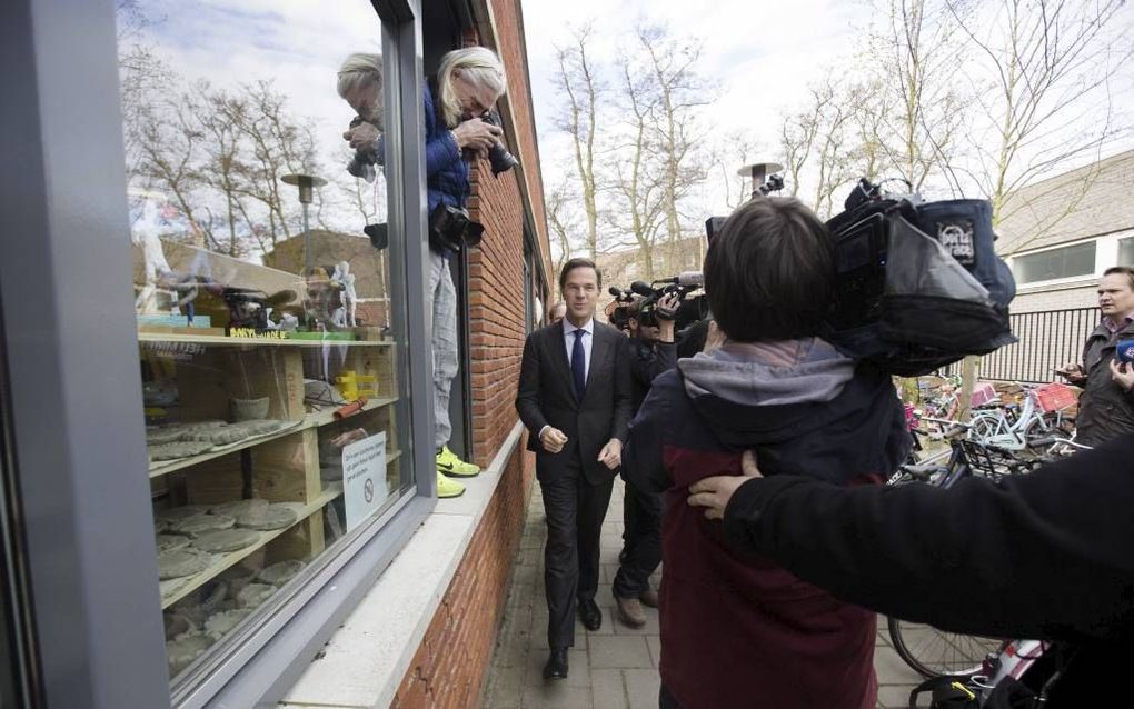 Premier Rutte bracht woensdagochtend op een basisschool in Den Haag zijn stem uit voor het referendum over het associatieverdrag van de EU met Oekraïne. Hij riep alle kiezers op voor te stemmen: „We moeten Oekraïne helpen met de opbouw van de rechtsstaat,