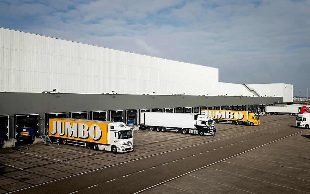 Vrachtwagens bij het distributiecentrum van supermarkt Jumbo. beeld ANP