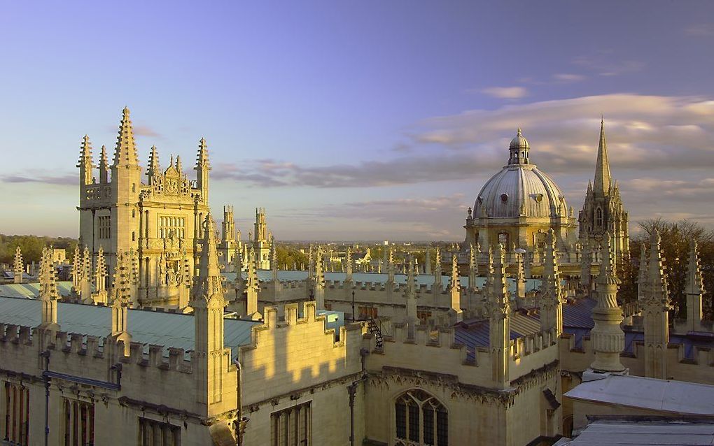 Oxford met torens en spitsen en de koepel van de Bodleian Library.           Beeld Istock