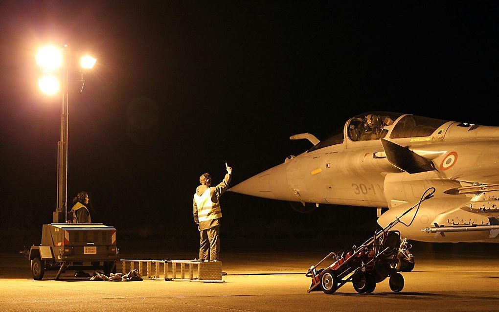 LYON. NuitDebout, een kersverse protestbeweging onder stedelijke jongeren in Frankrijk protesteert onder meer tegen de Franse bomardementen boven Irak.  Hier maakt een Franse Mirage  zich klaar voor zo'n missie. beeld AFP, Pascal Pochard Casablanca