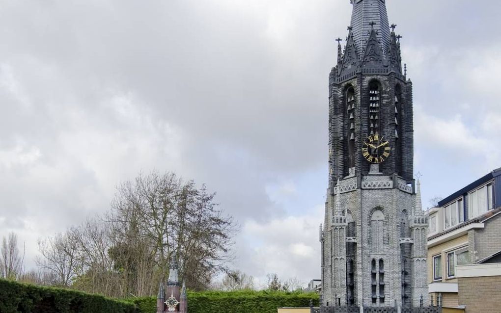 Chris van der Sman in zijn achtertuin in 2011. De Utrechtse Domtoren was toen nog in aanbouw. beeld Frank van Rossum