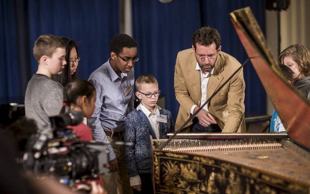 Klavecinist Menno van Delft met de kinderen. Beeld Wouter Jansen