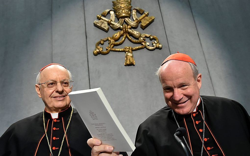 De kardinalen Lorenzo Baldisseri (l.) en Christoph Schonborn bij de presentatie van “Amoris Laetitia”, in Vaticaanstad. beeld AFP, Alberto Pizolli