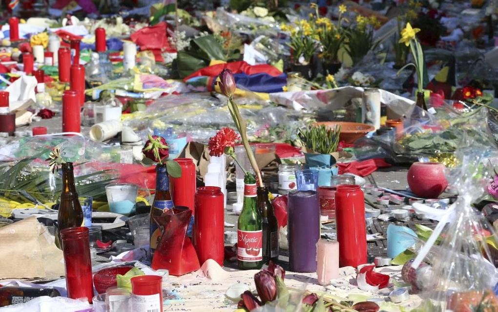 Bloemen en kaarsen voor de slachtoffers van de aanslagen, op het Beursplein in Brussel. beeld AFP, Nicolas Maeterlinck