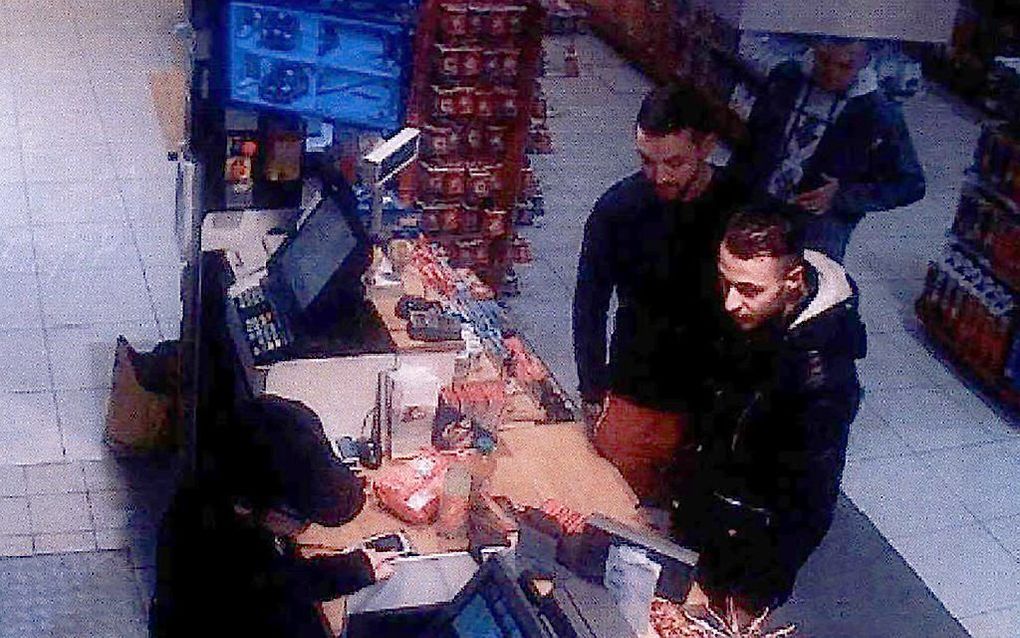 Salam Abdeslam (rechts) koopt samen met Mohammed Abrini (centraal) iets bij een tankstation ten noorden van Parijs. beeld AFP