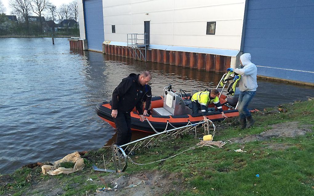 In de Urkervaart werd maandagavond gezocht naar de vermiste Jan Baarssen. Volgens een broer van hem is een schoen van Jan gevonden in de vaart. beeld RD