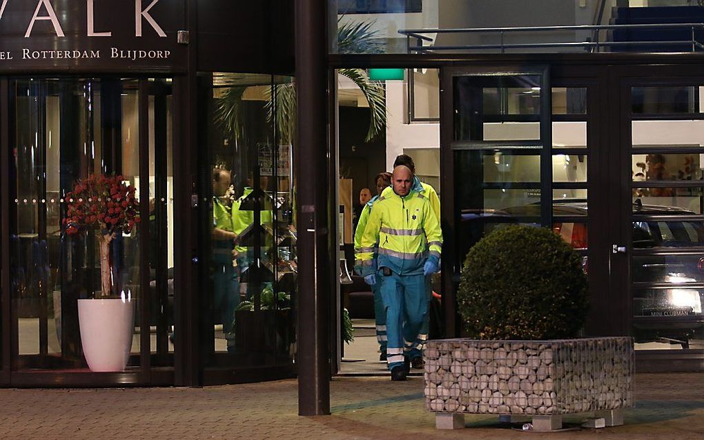 Ambulancepersoneel bij het Van der Valkhotel waar twee motorclubs met elkaar slaags raakten. Beeld ANP