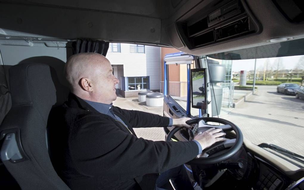 BARNEVELD. De bestuurder ziet op een monitor in de raamstijl de beelden die de camera's aan beide zijkanten van zijn truck maken. beeld Herman Stöver