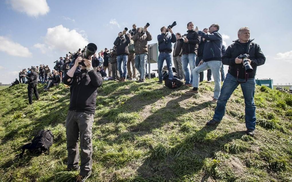 Een ding hebben de mensen op de heuvel, en veel anderen langs de startbaan van de luchtmachtbasis Leeuwarden gemeen; passie voor vliegtuigen. beeld Maarten Boersema