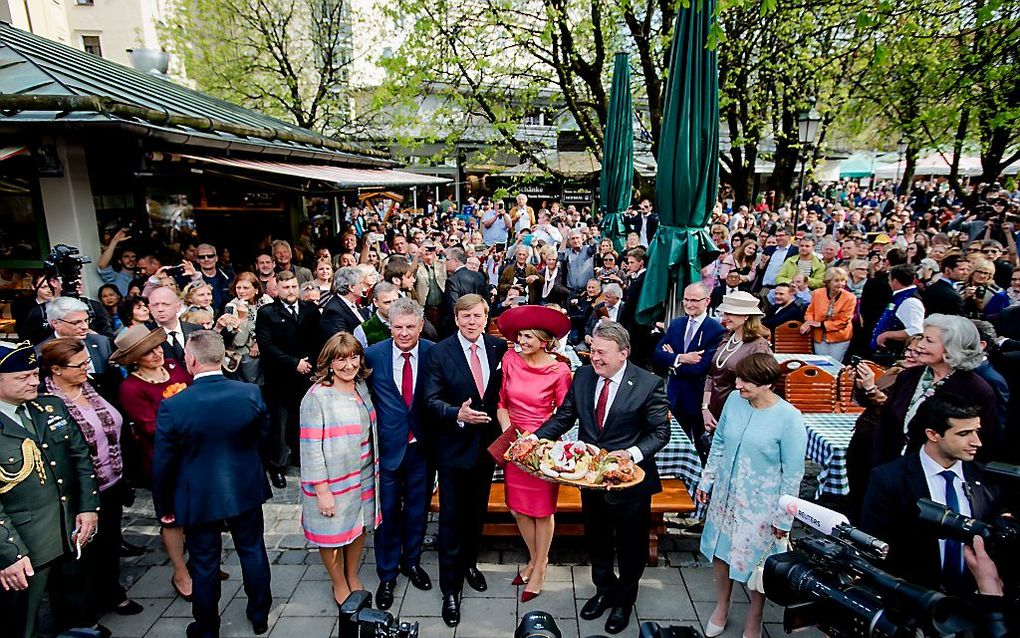 Koning Willem-Alexander en koningin Maxima op de Viktualienmarkt in München tijdens de opening van het Nederlands-Beiers Paviljoen. Bedrijven uit de Nederlandse en Beierse agrifood- en tuinbouwsector bieden op deze delicatessenmarkt duurzame en innovatiev