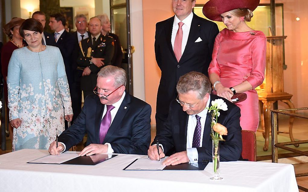 Minister Ploumen kijkt samen met het koningspaar toe wanneer een samenwerkingsovereenkomst met het ‘German Museum’ in Munich wordt getekend. beeld EPA