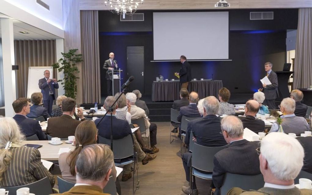 Een volle zaal tijdens het publieke gedeelte van de jaarvergadering van de Confessionele Vereniging. Foto: Fractievoorzitter Segers van de ChristenUnie voert het woord.  beeld Sjaak Verboom