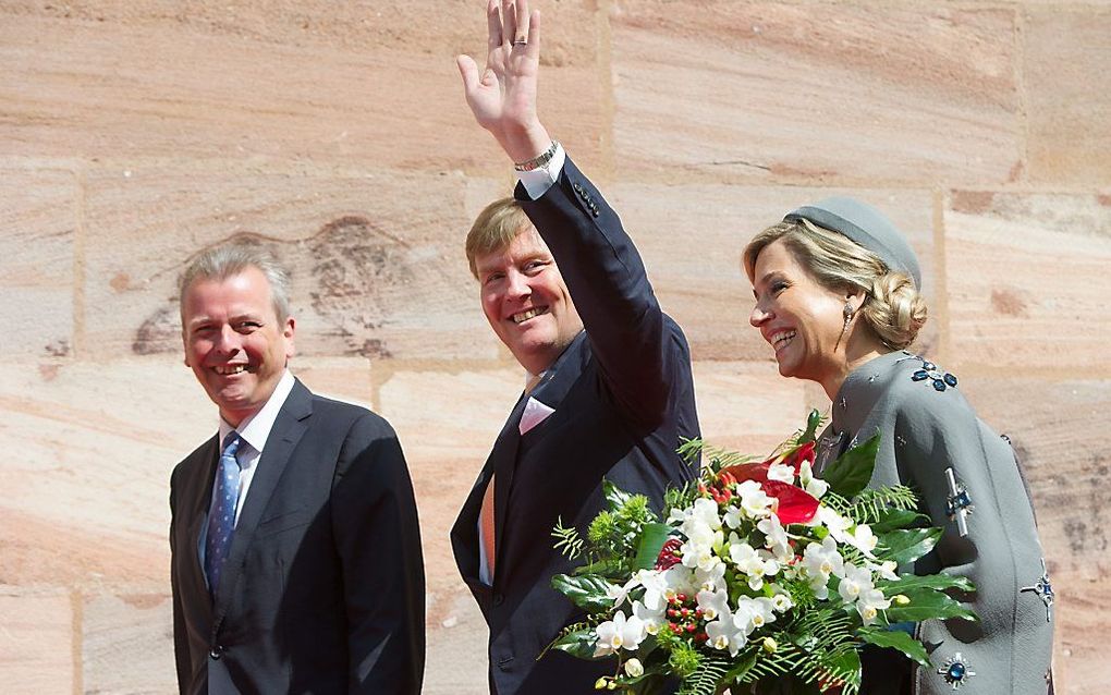 Het koningspaar arriveert in Neurenberg. beeld AFP