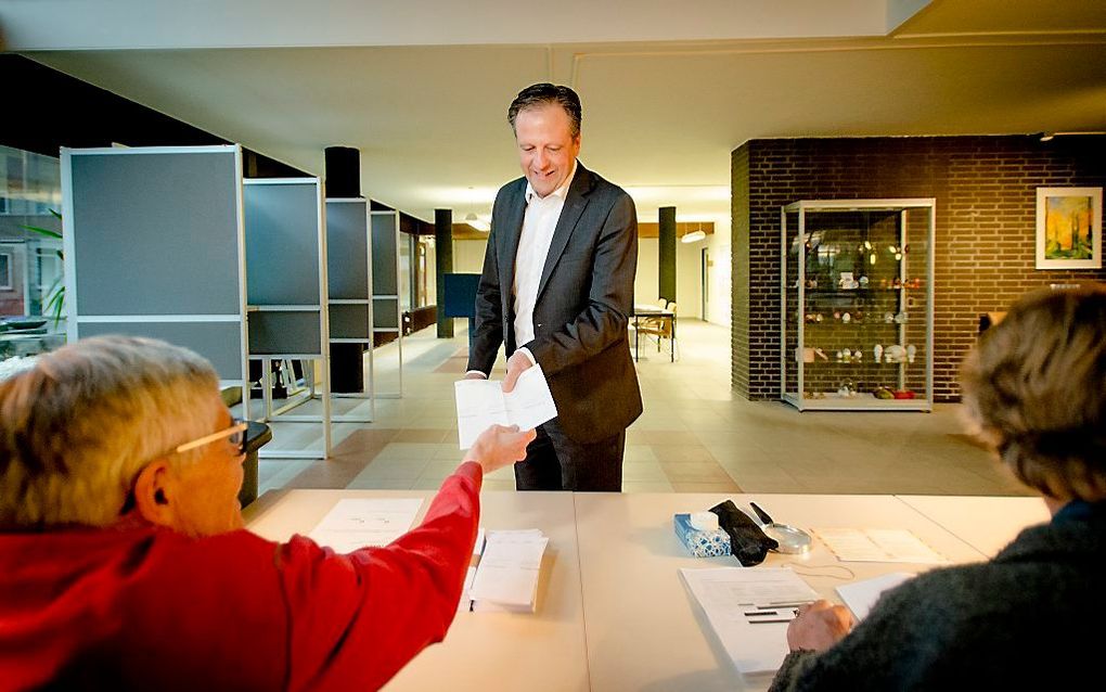 Fractieleider van D66 Alexander Pechtold brengt een stem uit tijdens het referendum over het associatieverdrag van de EU met Oekraine. beeld ANP