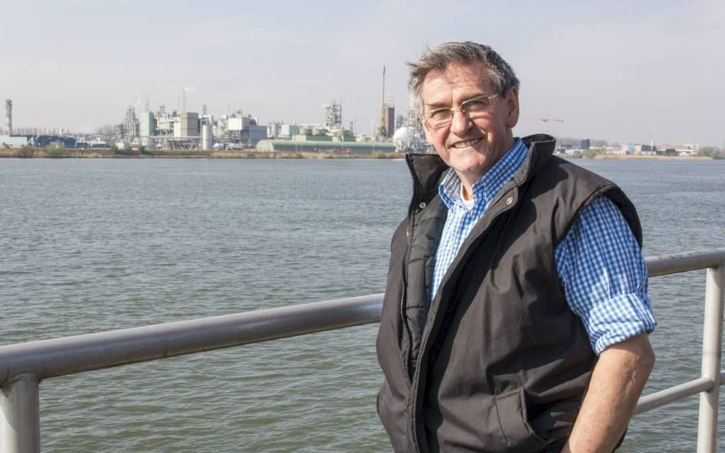 Arie de Ruiter uit Sliedrecht met op de achtergrond, aan de overkant van de Merwede, het bedrijfsterrein van DuPont in Dordrecht. beeld RD, Anca Boon