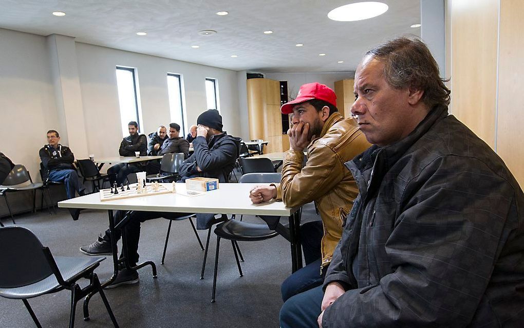 Bewoners van de tijdelijke noodopvang in Alphen aan den Rijn tijdens een inloopmiddag in een plaatselijke kerk. beeld RD, Anton Dommerholt