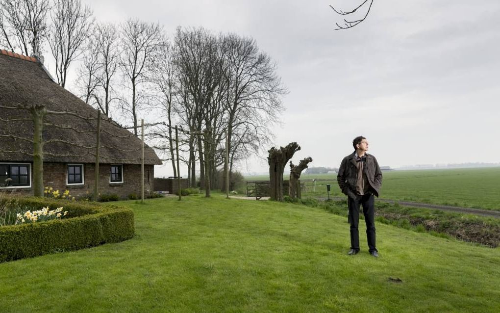 EE. Auteur Kees Kooman voorspelde vorig jaar dat het mis zou gaan in de zuivel. „De gewone boer heeft er niets over te zeggen gehad, die is opgescheept met de zogenaamde vrije markt.” beeld Sjaak Verboom