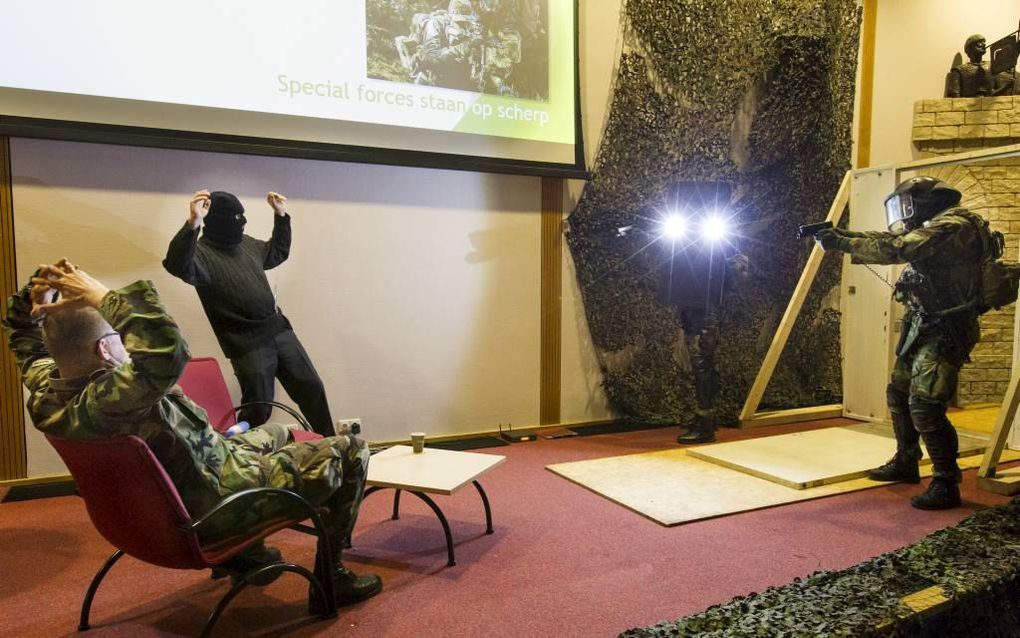 APELDOORN. Twee zwaarbewapende mariniers hielden gisteravond in het RD-gebouw een in het zwart geklede terrorist onder schot. Het toneelstukje werd opgevoerd op een abonnee-avond over de Marsof, de elite-eenheid van het Korps Mariniers. De mannen komen on