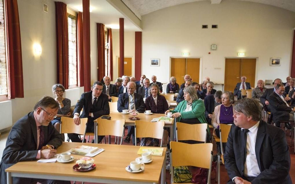 Ds. W. A. Zondag (r.) en dr. A. J. Plaisier (l.) belichtten zaterdag op de jaarvergadering van Protestants Nederland in Dordrecht het thema ”Kerk in 2025”. beeld Dirk Hol