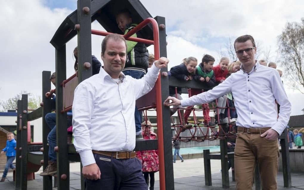 De jongemannen Gerard Hoogerland (31, l) en Gilbert Meeuwsen (28) vervullen samen de baan als directeur van reformatorische Julianaschool in Krabbendijke. beeld Dirk-Jan Gjeltema