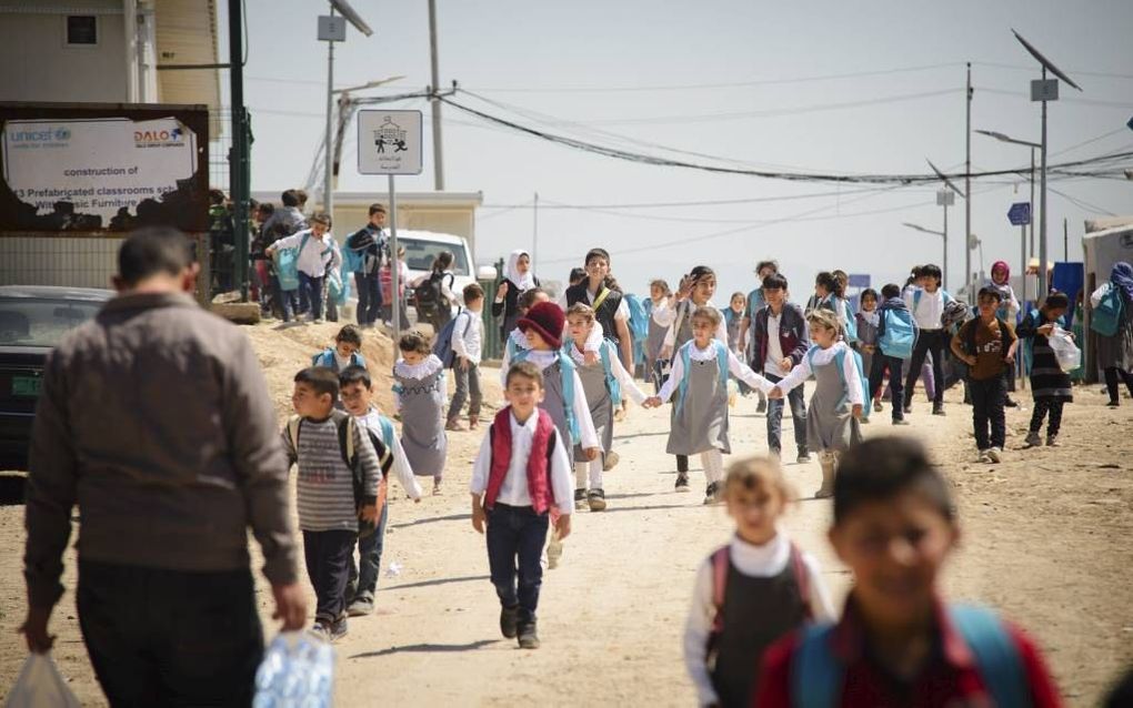 Aan het eind van de ochtend verlaten de jongste kinderen de basisschool in het Harsham-kamp, vlakbij Erbil. ’s Middags wordt het schoolgebouw van Unicef gebruikt voor een middelbare school. „Vaak kan ik het verschil tussen kinderen van binnen en buiten de