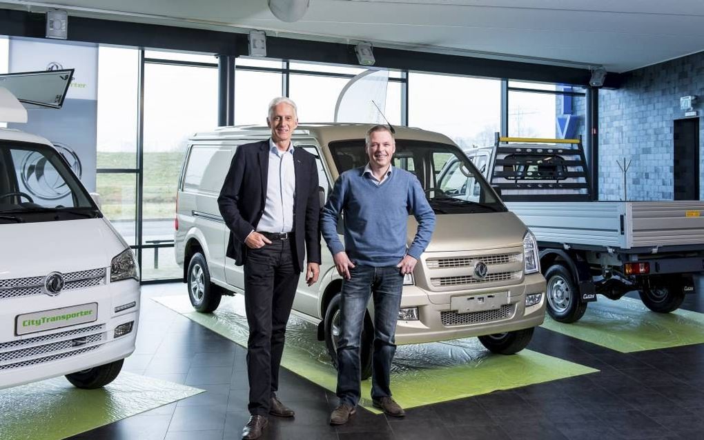 Allmotive uit Goor, importeur van de Citytransporter verdubbelt elk jaar zijn omzet. De directeuren Bert Jansen (r.) en Leo la Gro schrijven dat toe aan de goede kwaliteit en de lage prijs. beeld Jan van de Maat