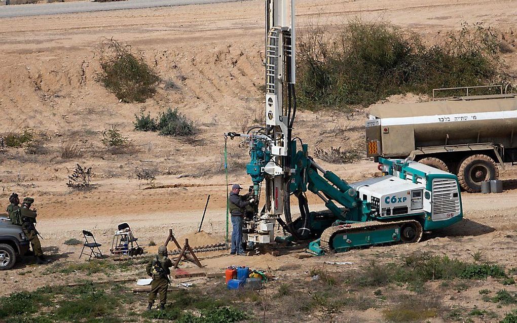 Israëlische veiligheidsdiensten boren gaten in de grond op zoek naar mogelijke tunnels, bij de grens met de Gazastook. beeld AFP, Menahem Kahana