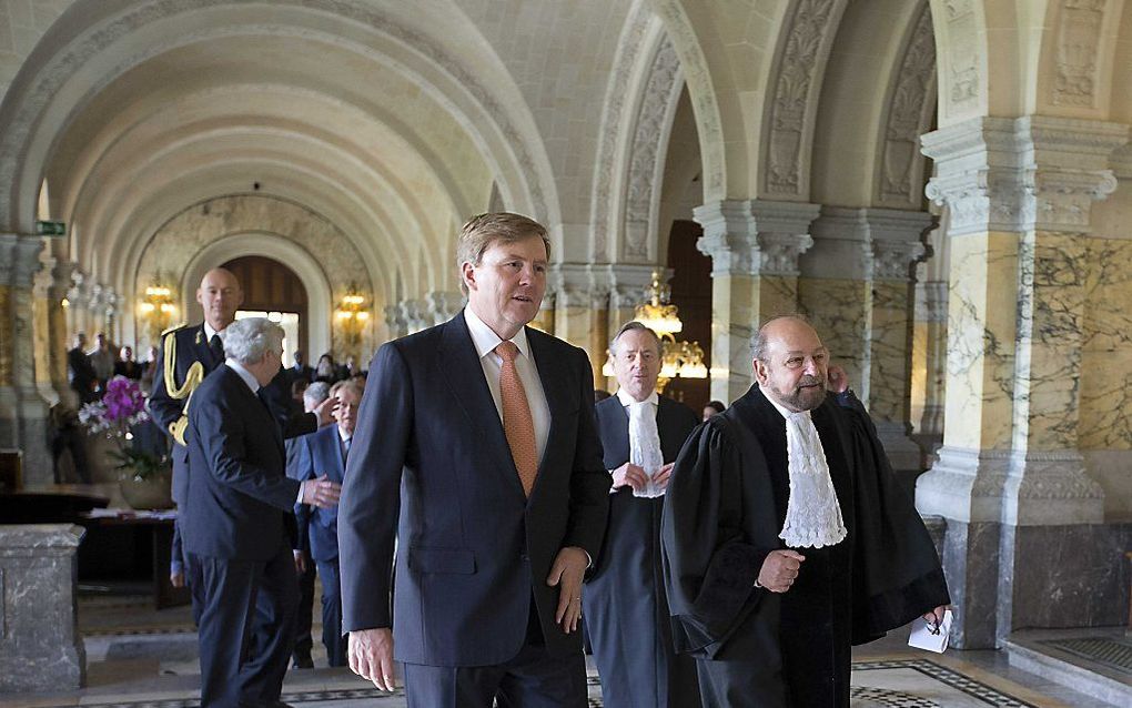 Koning Willem-Alexander en rechter Ronny Abraham (r.). beeld ANP