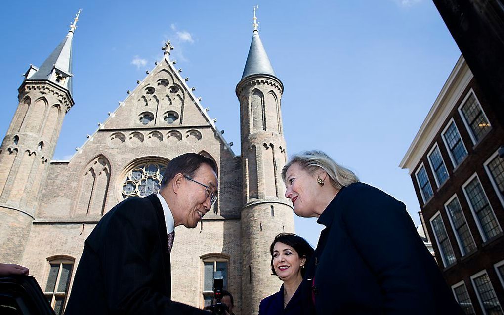 Kamervoorzitters Khadija Arib (Tweede Kamer) en Ankie Broekers-Knol (Eerste Kamer) ontvangen de Secretaris-Generaal van de Verenigde Naties Ban Ki-moon. Beeld ANP