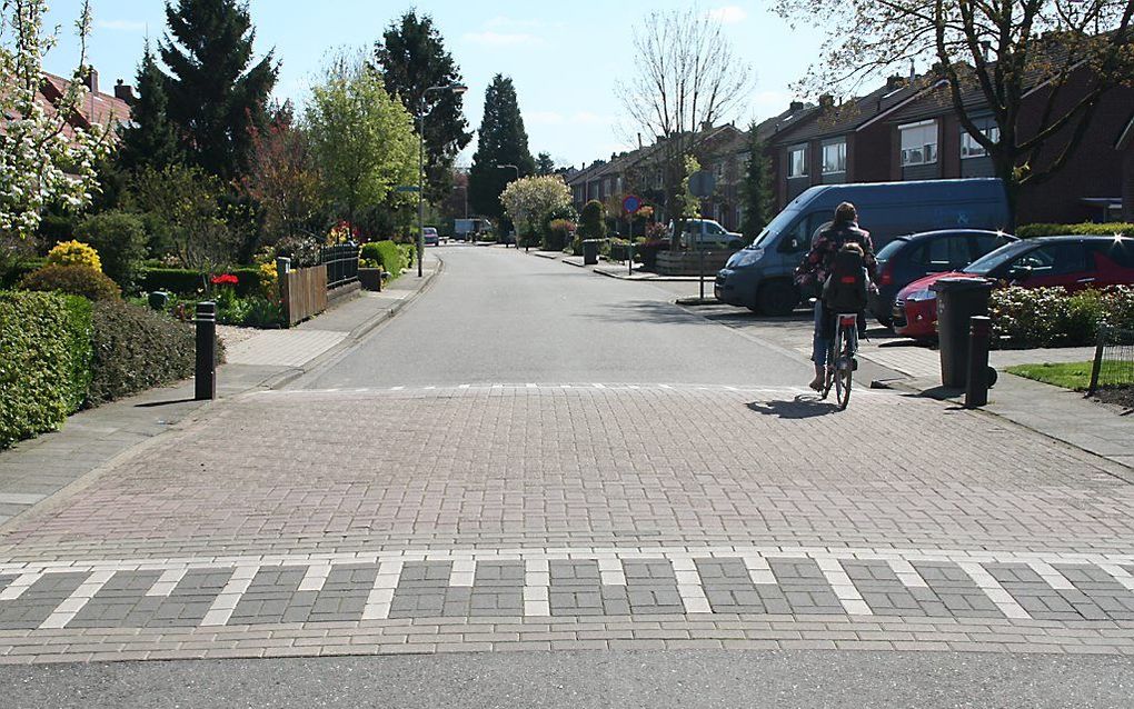 In het asfalt in sommige straten in Beusichem zijn stukjes glas verwerkt die vrijkomen en een ware plaag voor fietsers vormen. beeld André Bijl