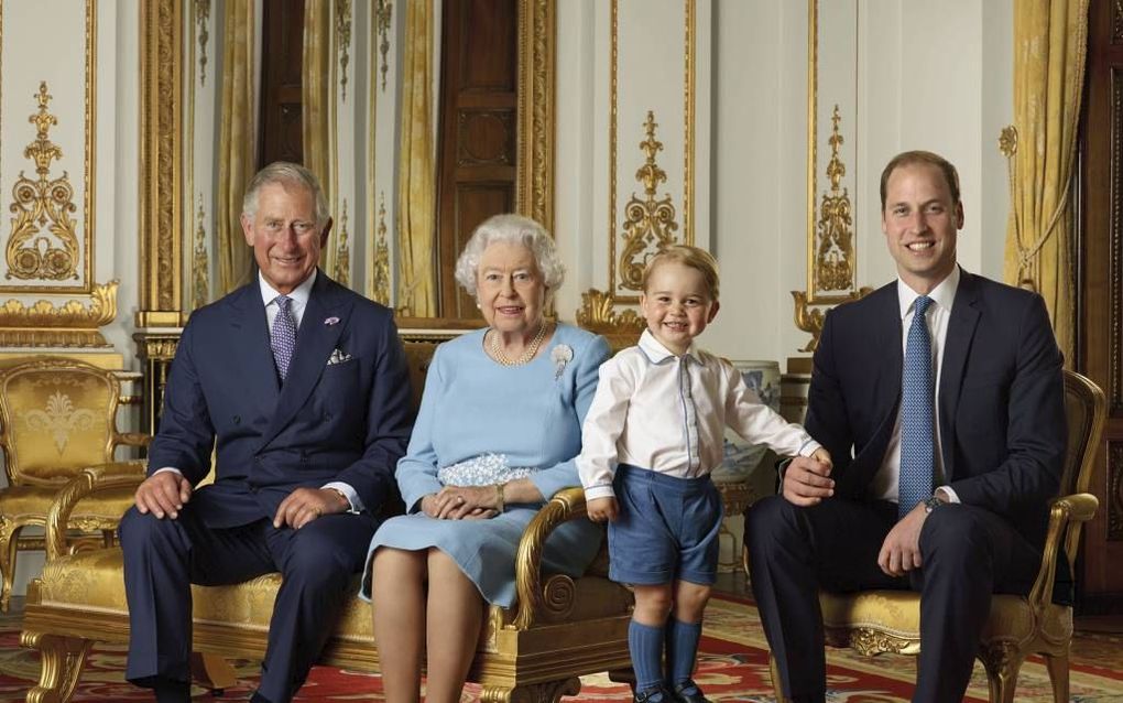 Daar sta ik dan. Tussen mijn vader, prins William, en mijn overgrootmoeder, koningin Elizabeth, in. Het is hier prachtig in Buckingham Palace, maar ja, daar kom ik wel vaker. Maar vandaag is het wel bijzonder. We gaan samen op de foto: the queen –zo noemt