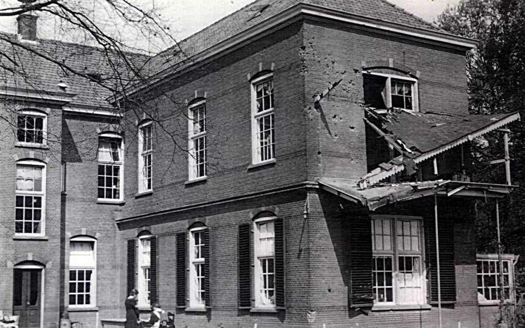 Het hoofdgebouw van psychiatrisch centrum Groot Graffel werd in de eerste meidagen van 1945 getroffen door Canadese beschietingen. Een volledige vernietiging van de inrichting werd op het nippertje voorkomen. beeld Jan Rossel