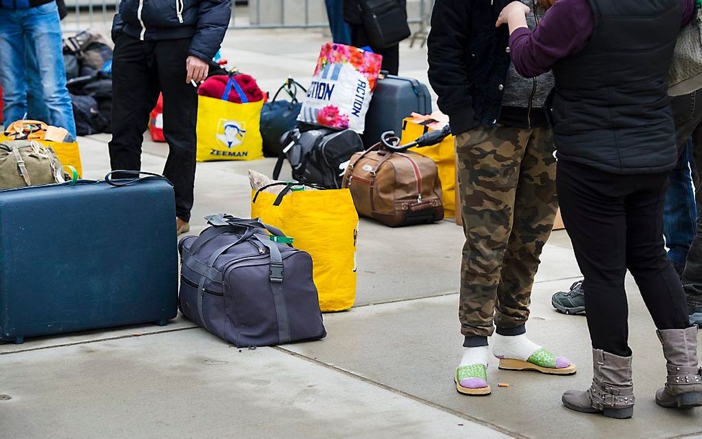 Vluchtelingen vertrekken van de tijdelijke noodopvang Heumensoord. De grootste noodopvanglocatie van Nederland moet op 2 mei leeg zijn. Alle ongeveer 3000 bewoners moeten voor die tijd ergens anders worden ondergebracht. beeld ANP