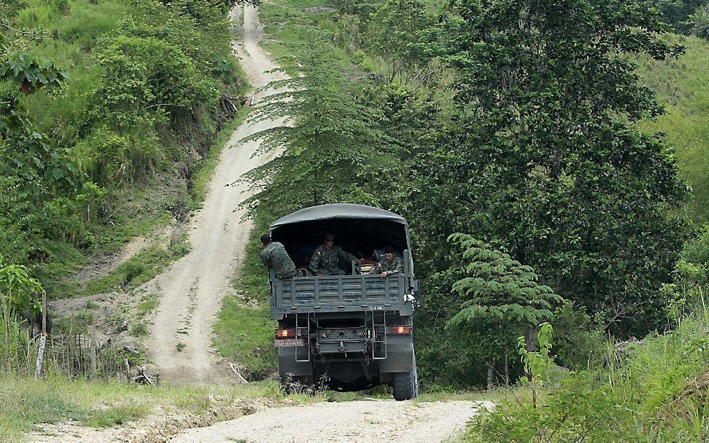 Militairen op weg naar moeilijk bereikbare gebieden na de aardbeving in Ecuador. Beeld EPA