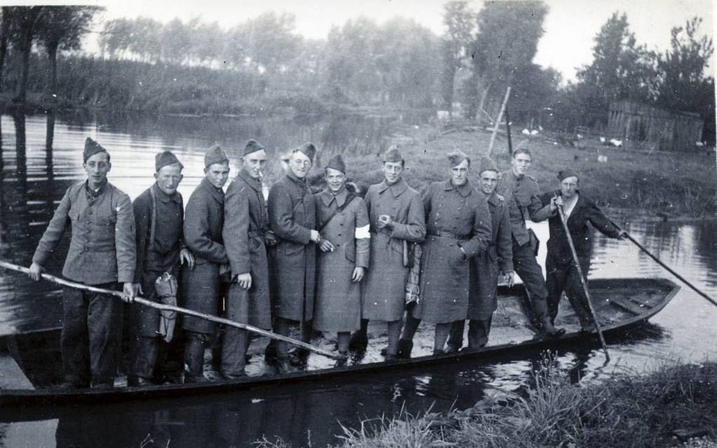 Gemobiliseerde Nederlandse soldaten in de omgeving van het Omleidingskanaal in Veenendaal. De foto staat in een boek met oorlogsverhalen uit Veenendaal, dat morgen wordt gepresenteerd. beeld Bos Foto