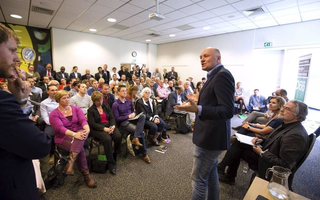 Op de bijeenkomst die de D66-werkgroep Religie en levensbeschouwing vorige week hield tijdens het partijcongres in Arnhem, kwamen veel partijgenoten af. Oud-D66-Kamerlid Van der Ham spreekt de aanwezigen toe. beeld Dirk Hol