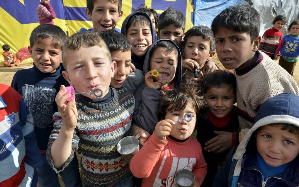 „Libanon gaat zwaar gebukt onder de naar schatting 2 miljoen Syrische vluchtelingen.” Foto: Syrische kinderen in een vluchtelingenkamp in Oost-Libanon. beeld EPA