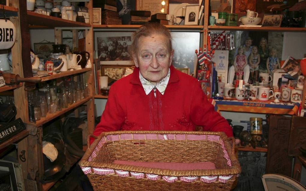 Grietje Post van de Oudheidkamer Werkendam met de luiermand uit Baarn. beeld André Bijl