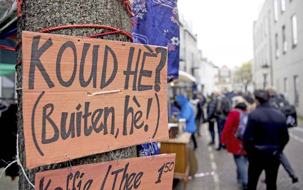 Bezoekers van de vrijmarkt in de Utrechtse binnenstad. Traditiegetrouw opent de markt op de avond voor Koningsdag. beeld ANP, Robin Utrecht