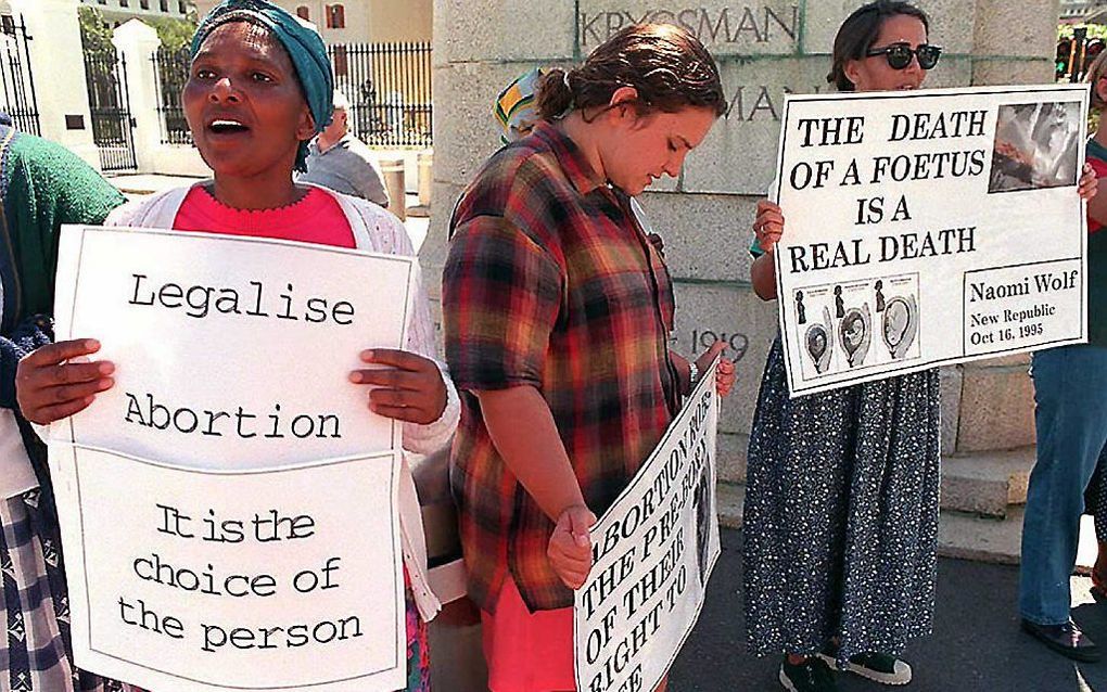 In Malawi is debat over een liberalere abortuswet. In Afrika ligt abortus altijd gevoelig. Beeld: demonstratie van voor- en tegenstanders bij parlement in Zuid-Afrika in 1996. beeld AFP, Anna Zieminski