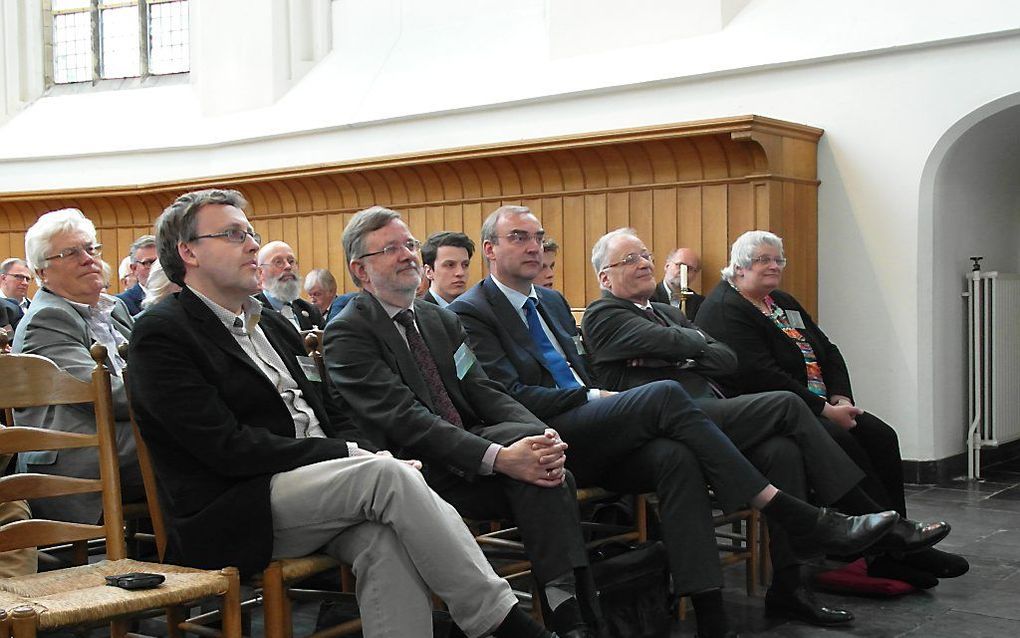 V.l.n.r.: prof. dr. F.A. van Lieburg, dr. A.J. Plaisier, prof. dr. R. Kuiper, drs. W.J. Deetman en dr. J. Roelevink. beeld RD