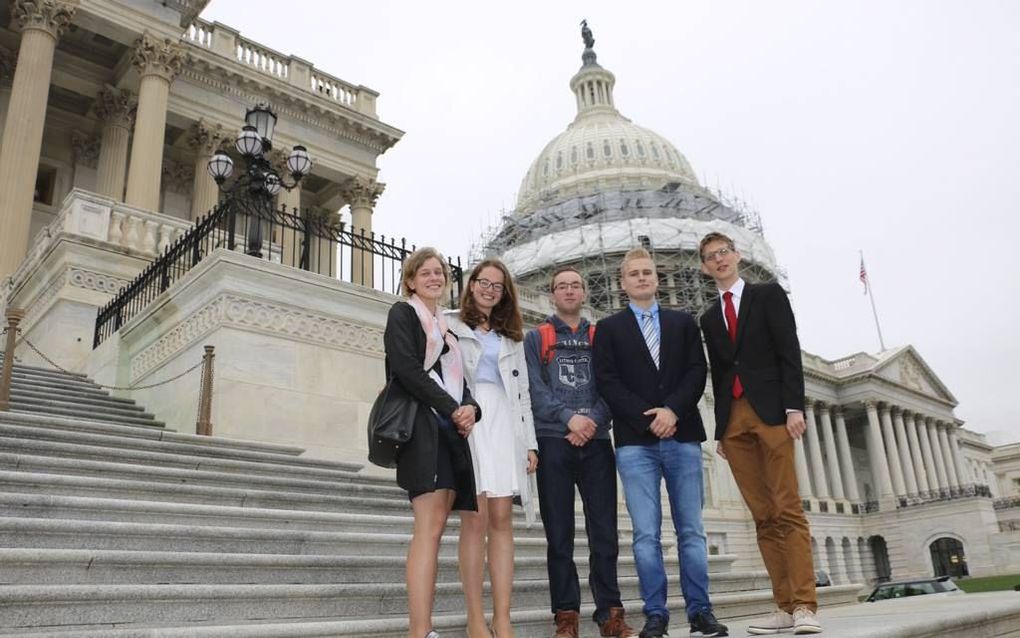 WASHINGTON. Een groep van de SGP jongerenorganisatie reisde de afgelopen week door Amerika. Een deel van hen was aanwezig bij een bijeenkomst in het Capitool waar Amerikaanse politici in gebed gingen. Tweede van rechts is Arnold Bogerd, tweede van links J