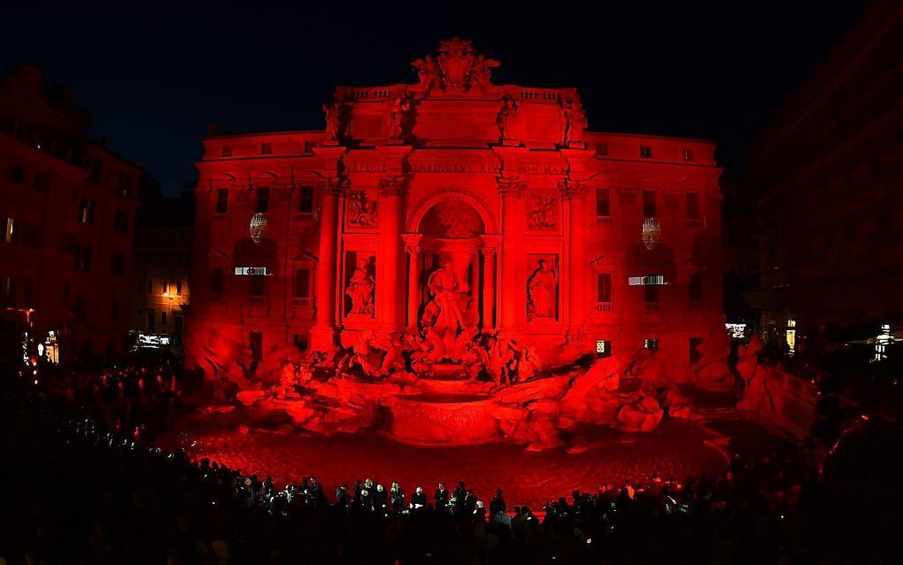 De Trevifontein in Rome werd vrijdagavond rood verlicht. Dat symboliseerde het bloed van vervolgde christenen. beeld AFP