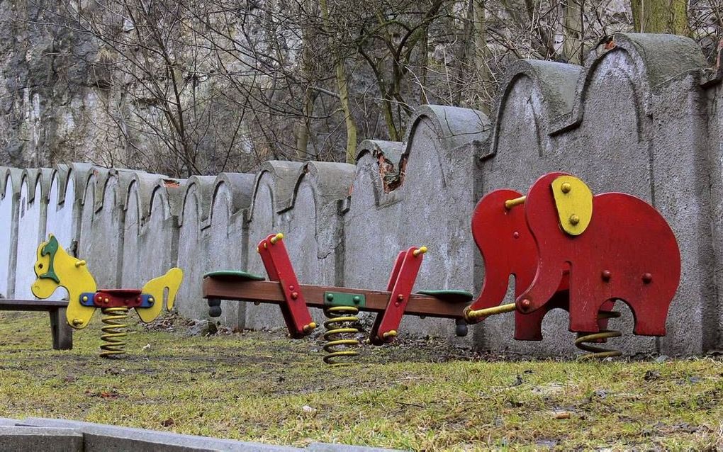 Het speeltuintje achter de muur van het voormalig getto in Krakau.     Beeld Wim Eradus