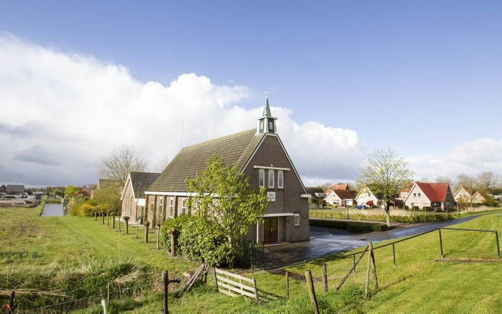 Het kerkje aan de dijk, buiten het dorp, behoort inmiddels tot de bebouwde kom van Goudswaard. beeld RD, Anton Dommerholt