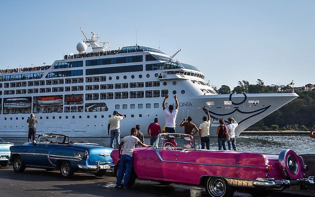 Cubanen verwelkomen een Amerikaans cruiseschip. Het is het eerste schip vanuit Amerika sinds vijftig jaar dat Cuba mag aandoen. Beeld AFP