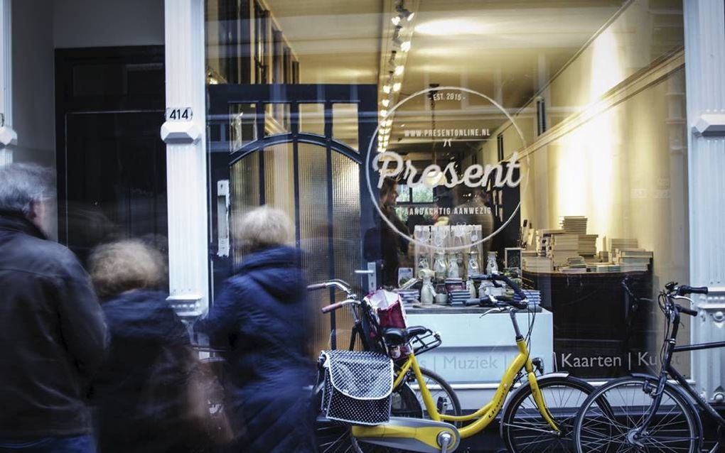 DORDRECHT. De boekwinkel in de Voorstraat. De voornaamste en oudste straat van Dordrecht, aldus eigenaar Ad Kasius. beeld André Bijl