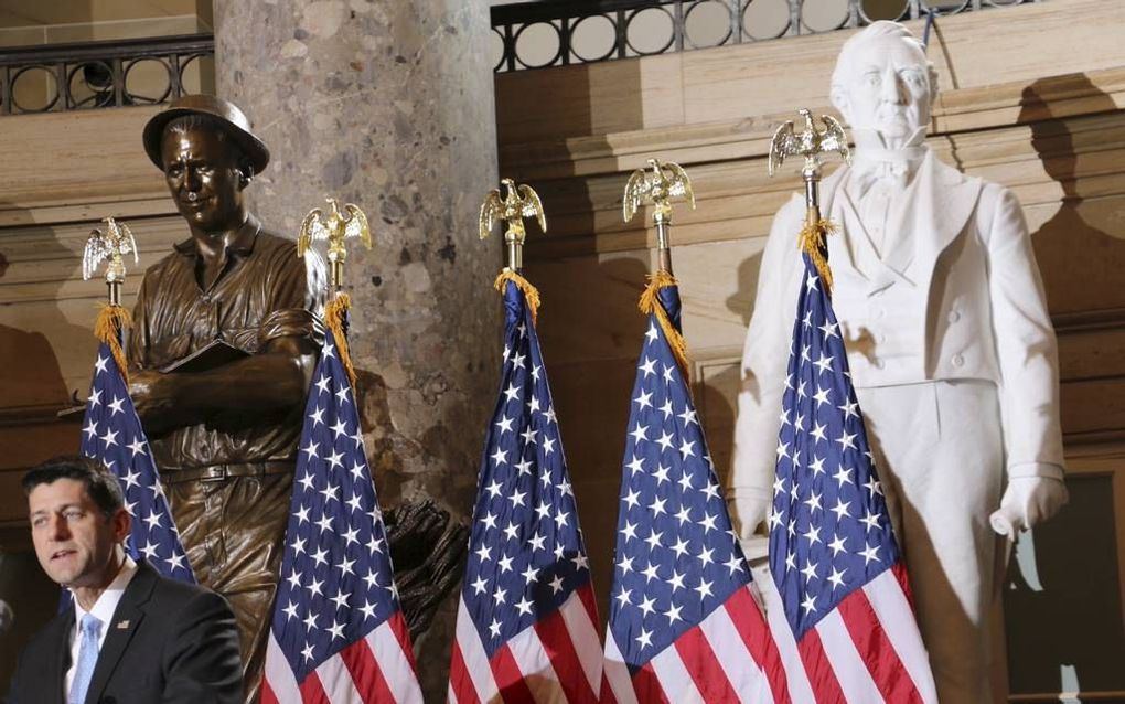 De Speaker of the House Paul Ryan opent de gebedsbijeenkomst in de Statuary Hall van het Capitool in Washington. Iedere deelnemende politicus krijgt vervolgens 1 minuut om te bidden voor volk en vaderland.  beeld Riekelt Pasterkamp