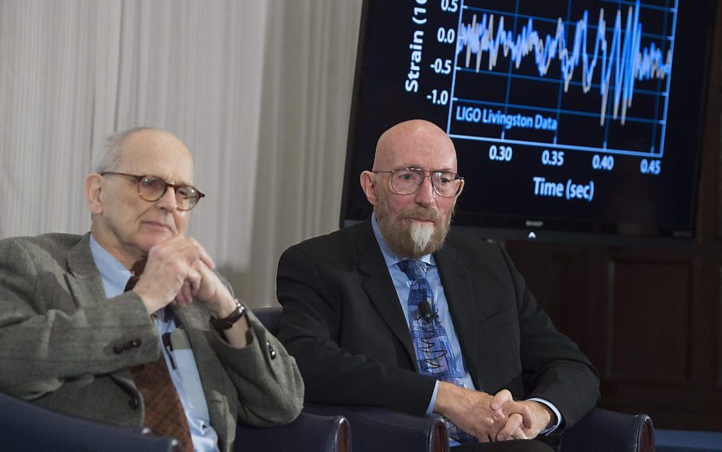 Twee van de drie bedenkers van de het zogeheten LIGO-apparaat waarmee de zwaartekrachtsgolven werden gemeten, de Amerikanen Kip Thorne (r.) en Rainer Weiss (l.). Ze geven tekst en uitleg over hun ontdekking. Op de achtergrond de grafiek van de zwaartekrac